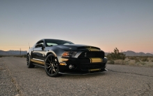 Черный Ford Mustang с золотыми полосками